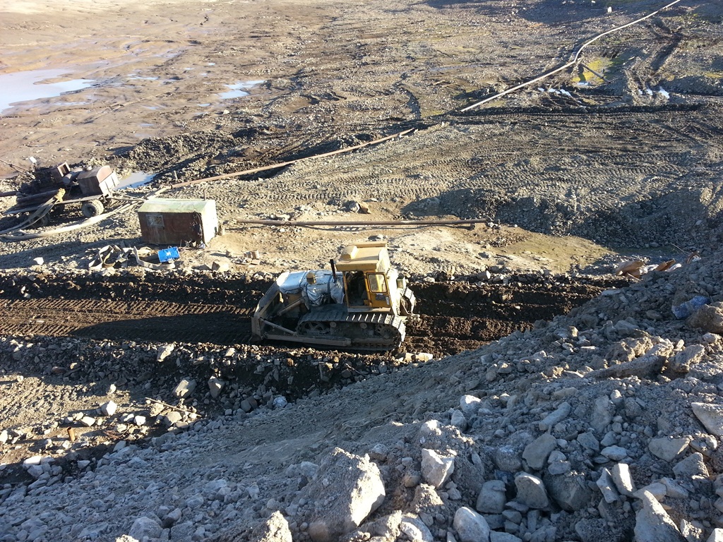 Строительство трассы под насосную станцию для откачки воды из ложа водохранилища на ручье Певек сентябрь 2014 года